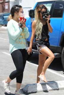 Vanessa Hudgens feet photo thumbnail