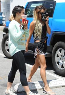 Vanessa Hudgens feet photo thumbnail