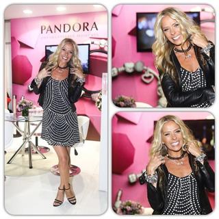Adriane Galisteu feet photo thumbnail