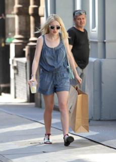 Dakota Fanning feet photo thumbnail