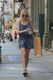 Dakota Fanning feet photo thumbnail