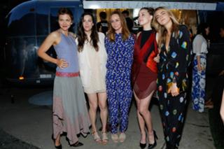 Liv Tyler feet photo thumbnail