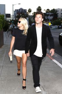 Emily Osment feet photo thumbnail