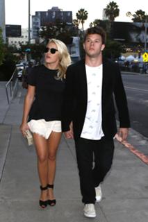 Emily Osment feet photo thumbnail