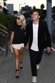 Emily Osment feet photo thumbnail