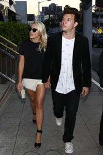 Emily Osment feet photo thumbnail