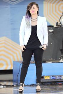 Demi Lovato feet photo thumbnail