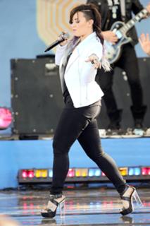 Demi Lovato feet photo thumbnail