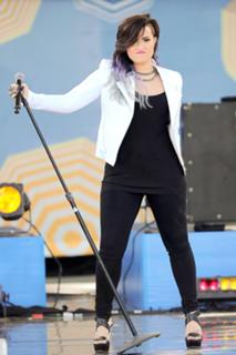 Demi Lovato feet photo thumbnail