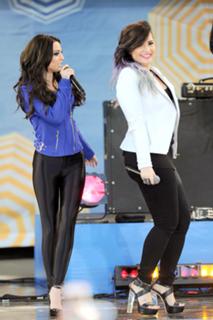 Demi Lovato feet photo thumbnail