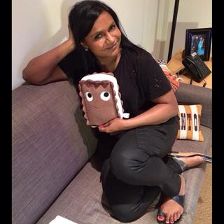 Mindy Kaling feet photo thumbnail
