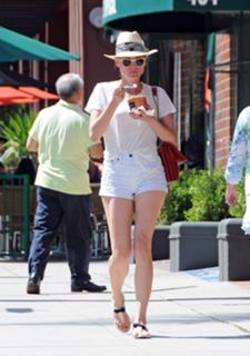 Diane Kruger feet photo thumbnail