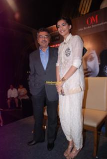 Sonam Kapoor feet photo thumbnail