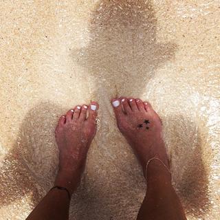 Katie Cassidy feet photo thumbnail