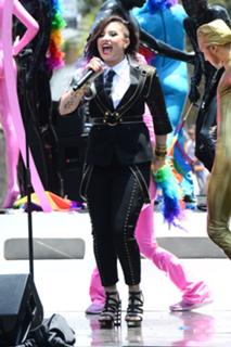 Demi Lovato feet photo thumbnail