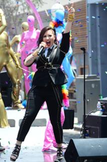 Demi Lovato feet photo thumbnail