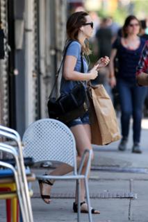 Leighton Meester feet photo thumbnail