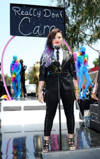 Demi Lovato feet photo thumbnail