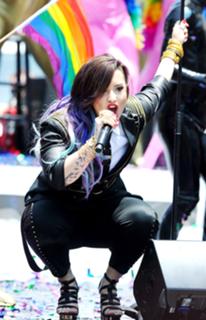 Demi Lovato feet photo thumbnail