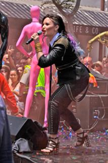 Demi Lovato feet photo thumbnail