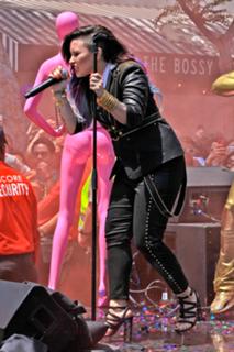 Demi Lovato feet photo thumbnail