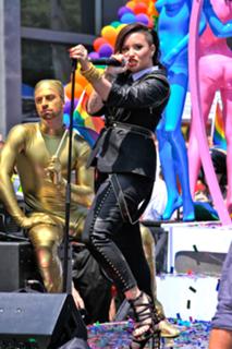 Demi Lovato feet photo thumbnail