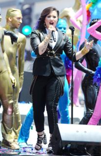 Demi Lovato feet photo thumbnail