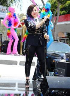 Demi Lovato feet photo thumbnail