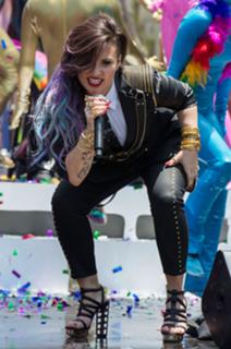 Demi Lovato feet photo thumbnail