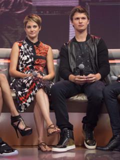 Shailene Woodley feet photo thumbnail