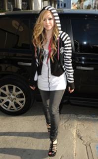Avril Lavigne feet photo thumbnail