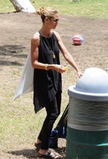 Heidi Klum feet photo thumbnail