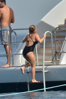 Hayden Panettiere feet photo thumbnail