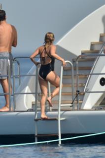Hayden Panettiere feet photo thumbnail