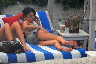 Selena Gomez feet photo thumbnail
