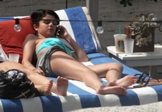 Selena Gomez feet photo thumbnail