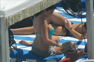 Selena Gomez feet photo thumbnail