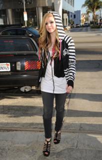 Avril Lavigne feet photo thumbnail