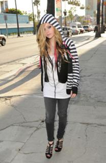 Avril Lavigne feet photo thumbnail