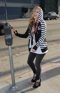 Avril Lavigne feet photo thumbnail