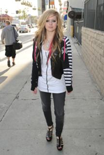 Avril Lavigne feet photo thumbnail