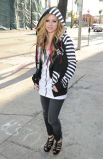 Avril Lavigne feet photo thumbnail