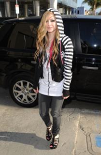Avril Lavigne feet photo thumbnail