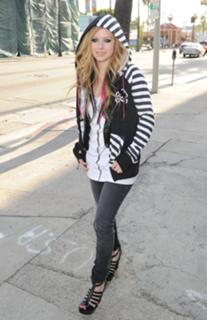 Avril Lavigne feet photo thumbnail
