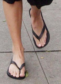 Mandy Moore feet photo thumbnail