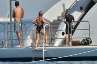 Hayden Panettiere feet photo thumbnail