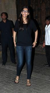 Sonam Kapoor feet photo thumbnail