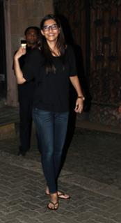 Sonam Kapoor feet photo thumbnail