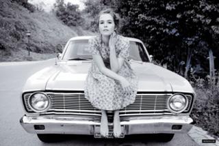 Zoey Deutch feet photo thumbnail