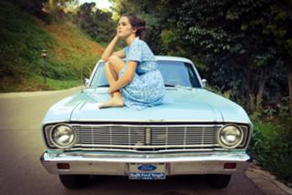 Zoey Deutch feet photo thumbnail